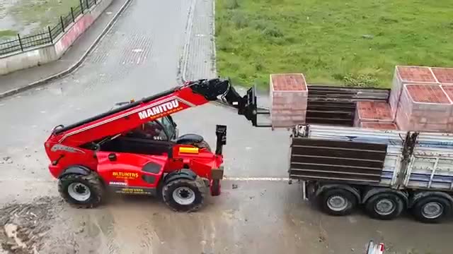 Telehandler Manitou elevando material en obra