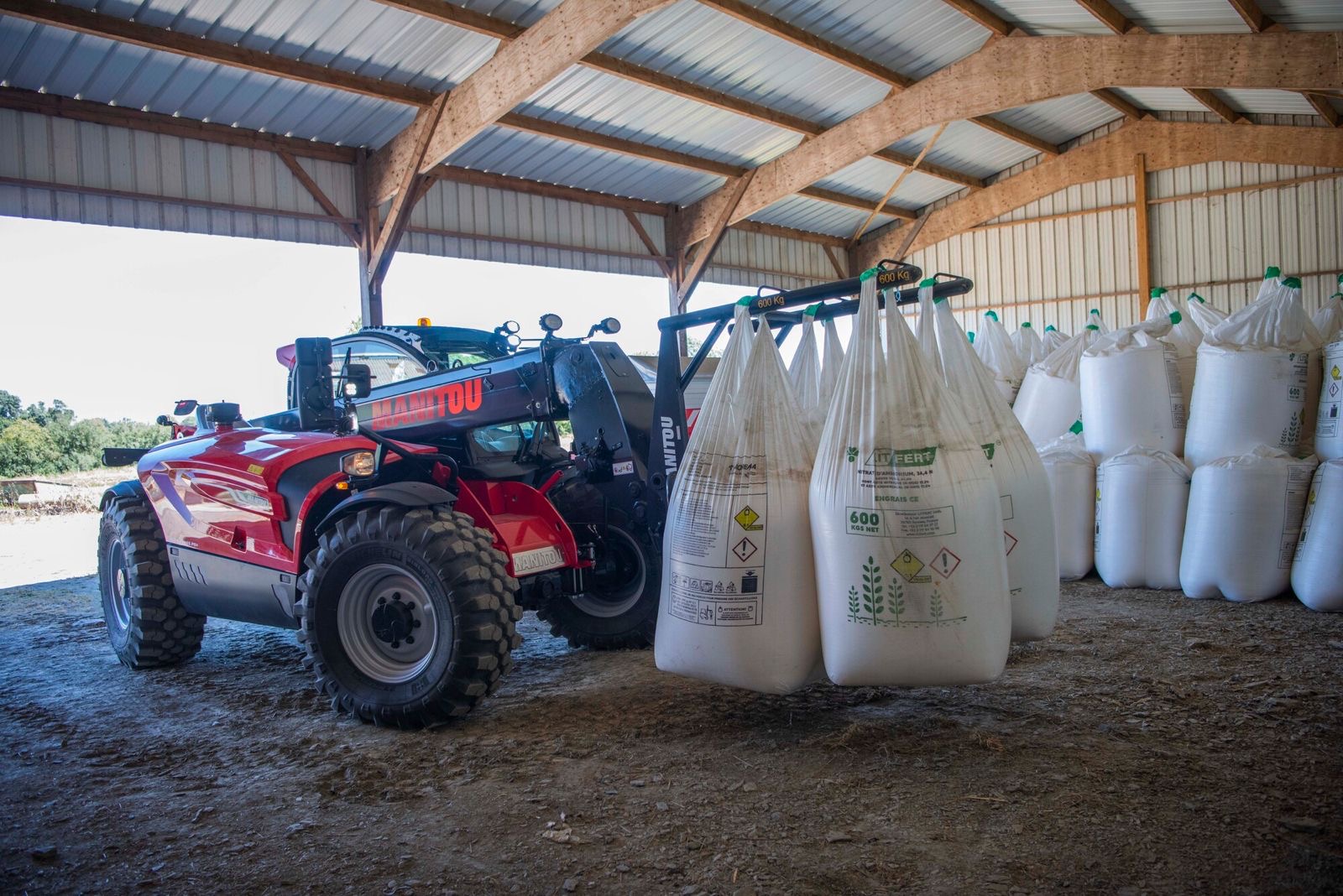 Telehandler Manitou moviendo supersacos con implemento portasacos